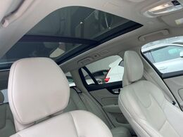 【パノラマガラスサンルーフ】前後2枚のガラスルーフで室内全体が明るい空間に！フロントセクションはスライド機能があり外気を取り込むことも可能。さらに開放的なドライブを演出できます。