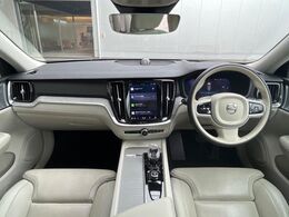 Googleナビ搭載のV60！メーカーオプションのB＆Wサウンドシステム装着車♪安全装備や快適装備も標準層となっております！スタッフお勧めの一台です！