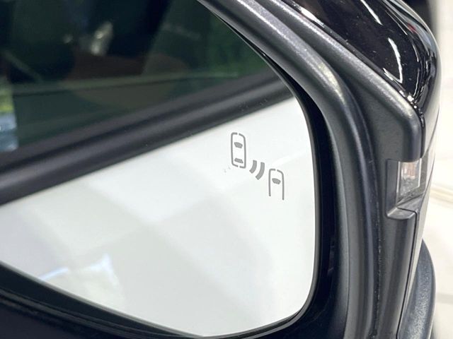 【ブラインドスポットモニター】走行中、ドアミラーの死角になりやすい箇所に後続車が接近するとサイドミラーのレンズに警告を表示！ドライバーに注意喚起をしてくれます。
