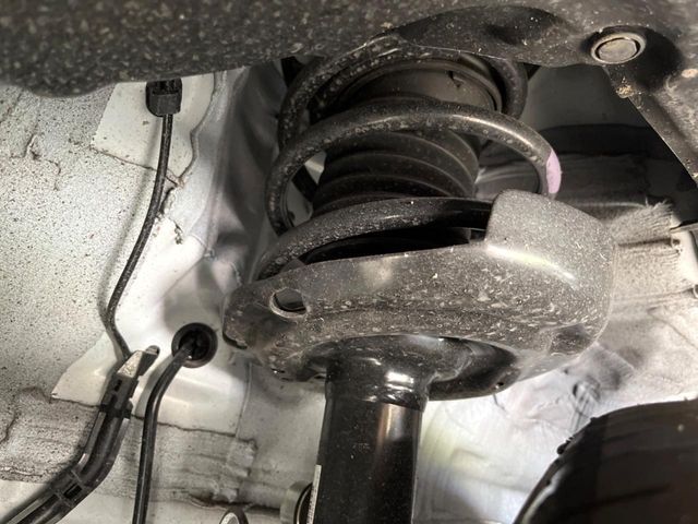お車を安心してお乗りいただく為には、足回りの定期点検が欠かせません。サービスサポート（有償保証）では無料点検もご提供しており、安心のカーライフをお過ごしいただけるサポート体制が整っています。