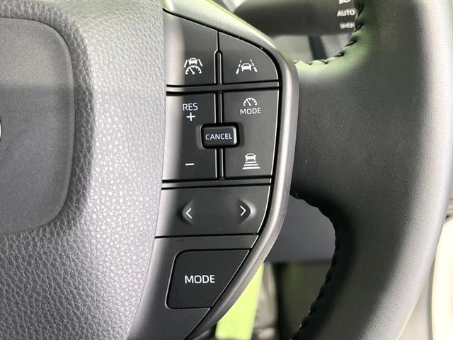 【レーダークルーズコントロール】高速道路での長距離走行が楽に！！自動で速度を保つクルーズコントロールが、衝突軽減システムと連携し、前方の車両を感知して車間を保つように速度調節してくれます！！