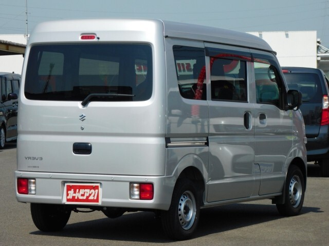 弊社は自動車（新車・中古車)の販売だけではなく、自社整備工場1カ所、鈑金工場2カ所を所有しております。