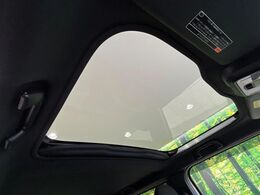 【ガラスルーフ】ガラスルーフ搭載で車内の解放感が一気にアップ！開放的なドライブをお楽しみいただけます。