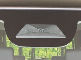 【ホンダセンシング】走行中に前方の車両等を認識し、衝突しそうな時は警報とブレーキで衝突回避と被害軽減をアシスト。より安全にドライブをお楽しみいただけます。