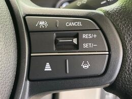 【アダプティブクルーズコントロール】高速道路での長距離走行が楽に！！自動で速度を保つクルーズコントロールが、衝突軽減システムと連携し、前方の車両を感知して車間を保つように速度調節してくれます！！