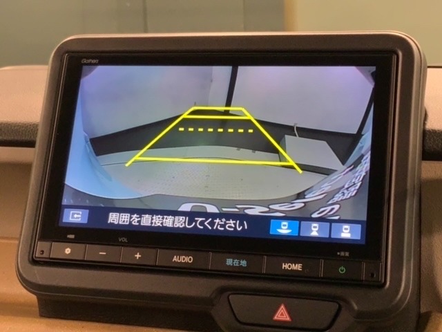 リバースギアに入れるだけで後方の表示へ切り替わります。夜間や雨の日の駐車も楽になりますよ。