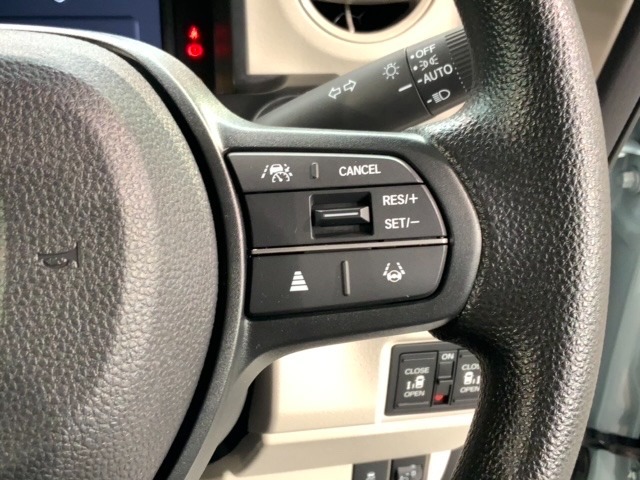 クルーズコントロールを装備しています。高速道路などで一定の速度で走ってくれるので運転が楽ですよ！速度を設定できますので、スピードの出しすぎにも注意できます。