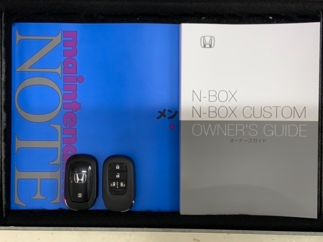 スマートキーは鍵をバッグに入れたままでもドアロックの開閉やエンジンのON・OFFができます。夜間や雨の日も鍵を探さなくて良いので便利です。