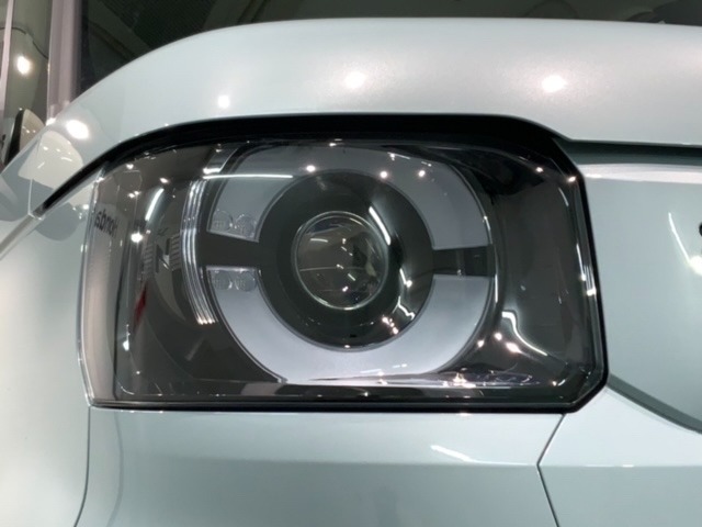 LEDヘッドライトは、点灯の瞬間から最大光量を発揮し、突然暗くなるトンネルなどでの安定感を高めます。