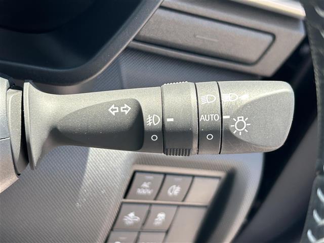 【オートライト（AUTO）】外の明るさをシステムが感知して、自動でヘッドライトが点灯します！ヘッドライトをつけ忘れを防ぐ便利機能です。