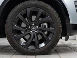 20インチ9スポークホイール！車体にあわせてデザインされていますので、エクステリアをより魅力的に演出。ボディカラーとの相性もよい必見の装備です。
