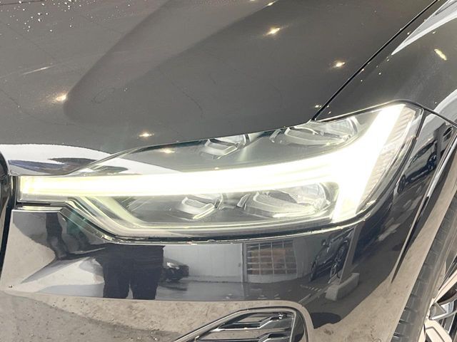 【LEDヘッドライト】ハイビームを先行車や対向車にあてず、その両サイドではハイビーム照射を維持。見える範囲が段違いに広くなりました。北欧神話に登場するトールハンマーをモチーフにデザイン。