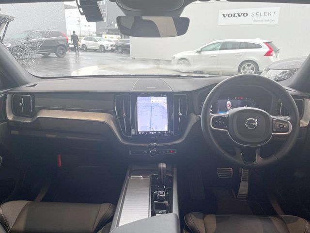 XC60【B6　AWD　Rデザイン】入庫しました！グーグルマップを搭載し上位モデルならではの快適装備満載の車となっております♪ぜひご覧にお越しくださいませ！