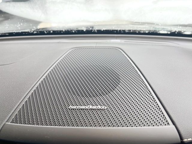 【harman　kardon】ハーマンカードンのHi-Fiスペシャリストと共に、モデル別に開発・設計された専用チューニングが臨場感溢れる音響空間を実現しています。