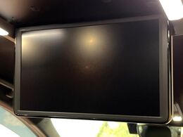 【フリップダウンモニター】大画面モニターで後席でもエンタメをお楽しみいただけます。小さなお子様にも大人気の装備です♪