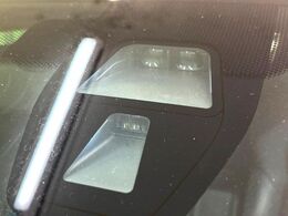 【シティブレーキアクティブシステム】低速走行中に前方の車両等を認識し、衝突しそうな時は警報とブレーキで衝突回避と被害軽減をアシスト。より安全にドライブをお楽しみいただけます。