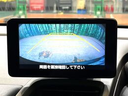 【バックカメラ】駐車時に後方がリアルタイム映像で確認できます。大型商業施設や立体駐車場での駐車時や、夜間のバック時に大活躍！運転スキルに関わらず、今や必須となった装備のひとつです！