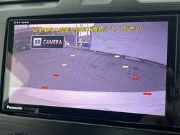 【バックカメラ】駐車時に後方がリアルタイム映像で確認できます。大型商業施設や立体駐車場での駐車時や、夜間のバック時に大活躍！運転スキルに関わらず、今や必須となった装備のひとつです！