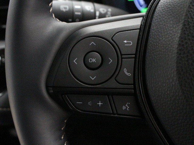 【ステアリモコンスイッチ】ハンドル装備されいるリモコンで運転中にナビゲーションのチャンネルや曲を変えることが出来ます。運転しながらの危険なナビ操作がなくなりますので安心です。