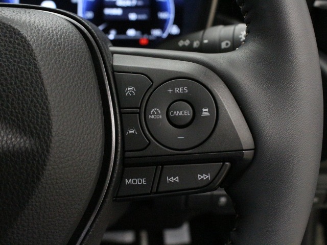 【アダプティブクルーズコントロール】設定した車速内でクルマが自動的に加減速。　前走車との適切な車間距離を維持しながら追従走行し、　ドライバーの運転負荷を軽減します！