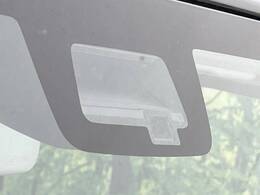 【スズキ　セーフティサポート】走行中に前方の車両等を認識し、衝突しそうな時は警報とブレーキで衝突回避と被害軽減をアシスト。より安全にドライブをお楽しみいただけます。