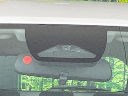 【ホンダセンシング】走行中に前方の車両等を認識し、衝突しそうな時は警報とブレーキで衝突回避と被害軽減をアシスト。より安全にドライブをお楽しみいただけます。