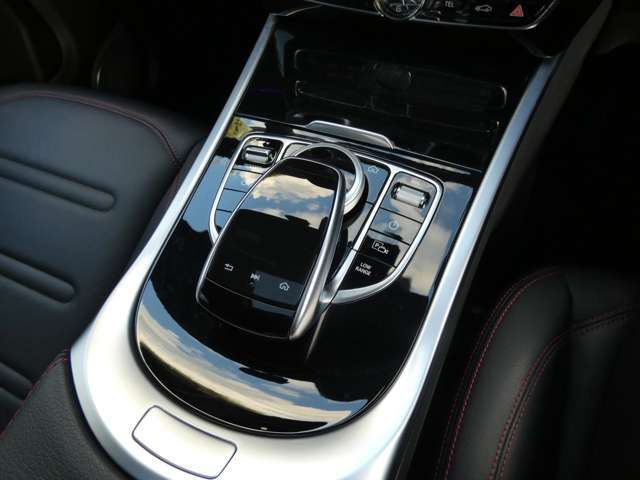 直列6気筒ターボディーゼルエンジンと電子制御9速AT(9G-TRONIC)にアダプティブダンピングシステムが相まってダイナミックな走行性と優れた低燃費を実現！！