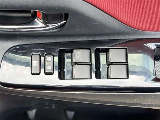 運転席ドア側パワーウィンドウスイッチ。