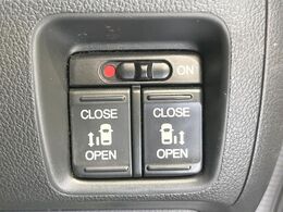 【両側パワースライドドア】スマートキーや運転席のスイッチで後席両側スライドドアの開閉が可能♪電動だから力を入れてドアを開ける必要が無く、小さなお子様でも簡単に開け閉めでき快適です♪