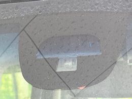【シティブレーキアクティブシステム】低速走行中に前方の車両等を認識し、衝突しそうな時は警報とブレーキで衝突回避と被害軽減をアシスト。より安全にドライブをお楽しみいただけます。