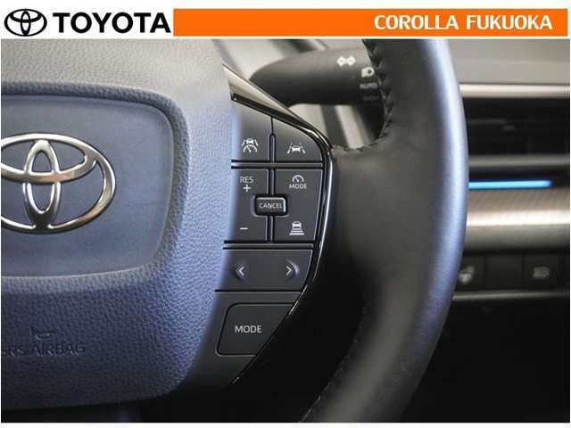 高速道路などを一定の速度で走行したい場合に、スイッチを操作することでアクセルペダルを踏まずに定速走行できます。