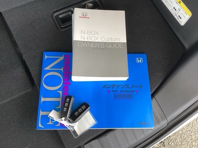 メンテナンスノート【整備記録簿】、取説も揃っています。スマートキーはバッグなどにしまったままボタン操作でエンジンの始動・停止ができて大変便利です。