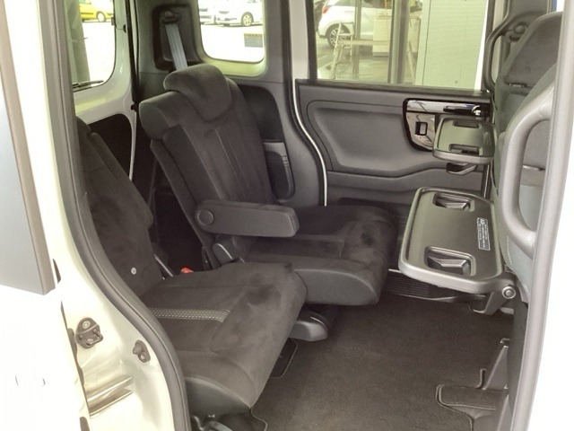 スライドリアシートです！リアシートは、スライドでき、リクライニングもできます！また、日差しを和らげるロールサンシェイドも付いています。また、リアシート座面を跳ね上げる事ができます。