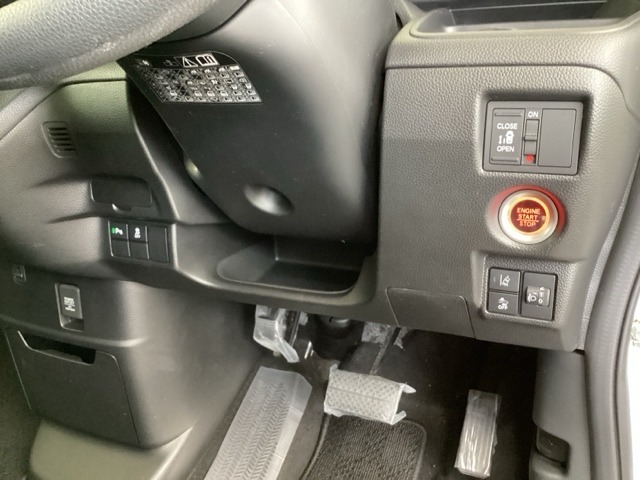 便利な電動スライドドア、横滑りを防ぐVSAなどのスイッチは、運転席の右側、手の届きやすい位置にあります。