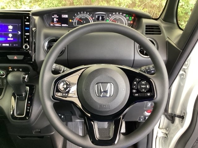 ハンドルの右側にあるボタンが高速クルーズコントロールです。アクセルペダルを踏まずに設定速度をキープ。高速道路でのドライブがラクに。また、左にオーディオリモコンスイッチがあります。