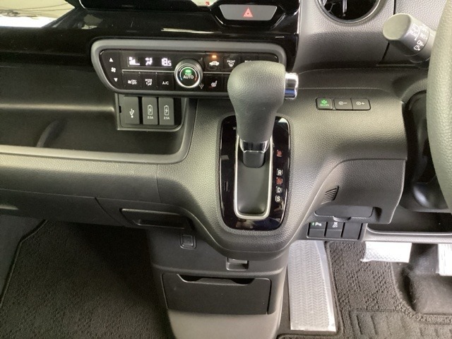 足元スッキリ、インパネシフトです。パーキングブレーキはフットブレーキタイプなので、運転席と助手席の間がスッキリしています。