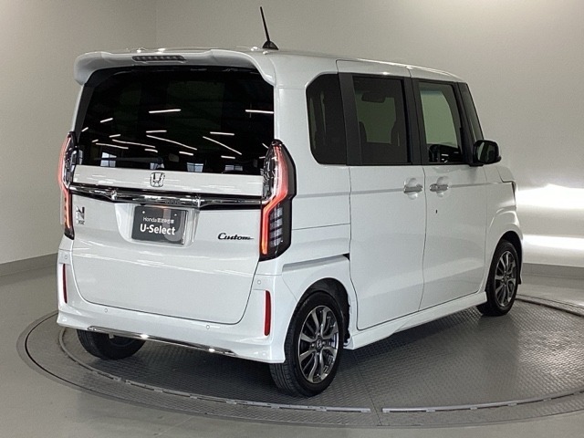 ボディカラーは、プラチナホワイトパールで、上品な深みと輝きを感じさせるホワイトです！