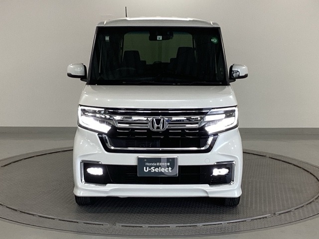 9灯式フルLEDヘッドライトで、より明るく遠くまで照らします！フロントバンパーにはLEDフォグライトが装着されています！