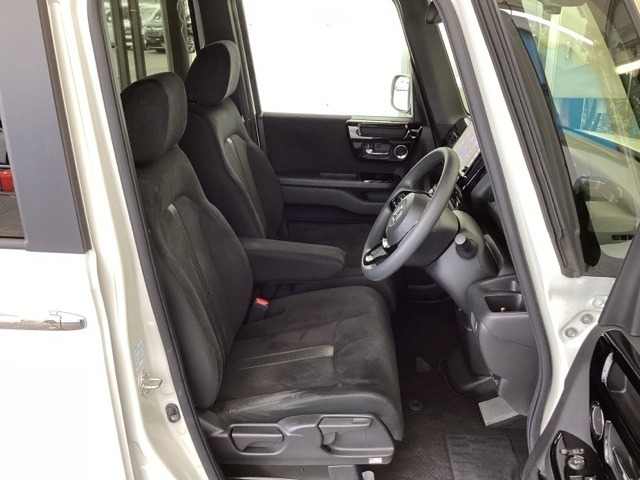 フロント広々、ベンチシートの運転席は、ハイトアジャスターが付いているので、快適にドライブができます。ハンドルはチルトステアリングで、ハンドル位置を上下に調節できます。