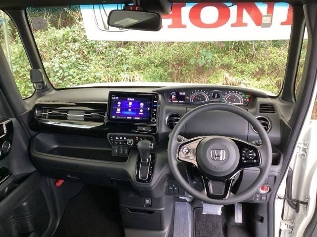 まぶしい日差しをやわらげる、青色のハーフシェイドフロントウィンドウがついています。また、プラズマクラスター技術搭載フルオートエアコンで快適です。