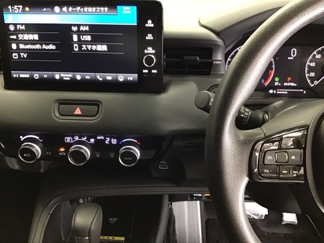 ホンダ純正メモリーナビ搭載なので、遠方へのドライブもお任せ下さい！ステアリング左手側にオーディオ関連のコントロールスイッチを配置しています。操作時は視線を逸らすことなく運転に集中できます