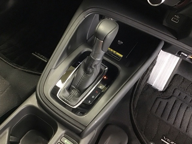 発進時から滑らかに加速する無段階変速のCVTはストップ/ゴーの多い街の中も快適です