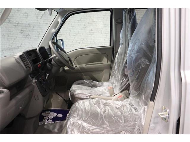 体格に合わせてシートの位置をきめ細かく調節できるので、いつでも最適な運転姿勢をキープ。操作も軽く、ラクラクです