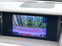 【バックカメラ】駐車時に後方がリアルタイム映像で確認できます。大型商業施設や立体駐車場での駐車時や、夜間のバック時に大活躍！運転スキルに関わらず、今や必須となった装備のひとつです！