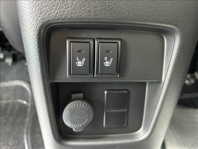 【シートヒーター】座席のシートを温めるシートヒーター！その温かさは一度経験したら欠かすことができません！エアコンで乾燥しやすい車内も防ぐ事ができます！