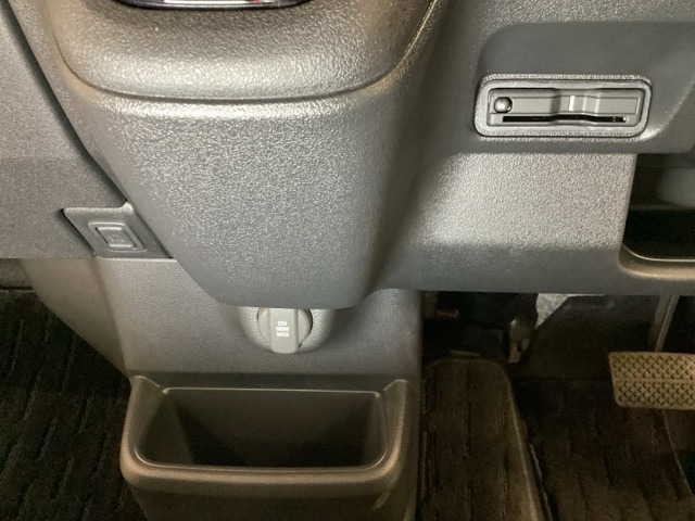 ハンドルの左下にETCがついています。高速道路の料金所の通過も楽々です。　カードの取り出しもしやすい場所についています。