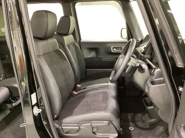女性でも運転がしやすいように、シートの高さ調整機能（シートリフター）がついています。運転席と助手席の間が空いている為、助手席側への移動がスムーズです。交通量の多い道でも助手席側から乗り降りができます。