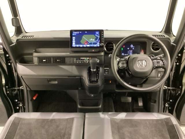 車内は光触媒抗菌消臭施工済です。インパネ周りはスタイリッシュなデザインで機能や装備も充実しています。グローブボックスやカップホルダーのほかにトレーなどたくさんの収納スペースが付いています。