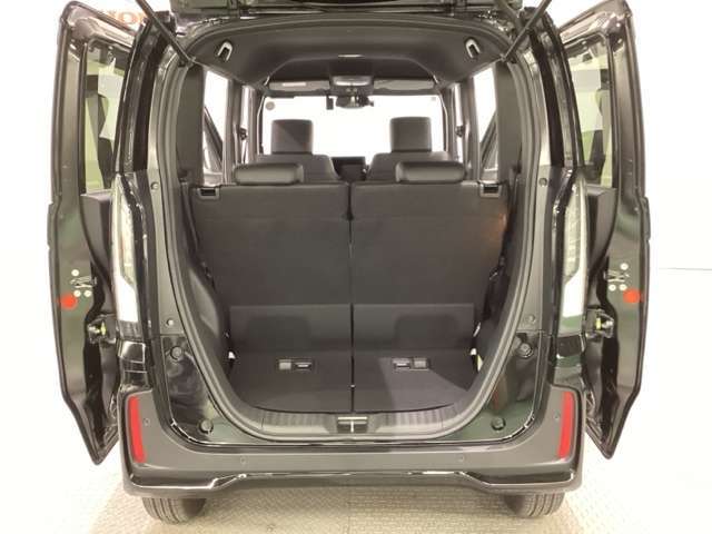 開口部も広く荷物の積み下ろしもしやすいお車となっております。シートの背もたれは5：5の割合で背もたれを可倒でき、前後のシートスライドもできるので荷室をひろげることができます。