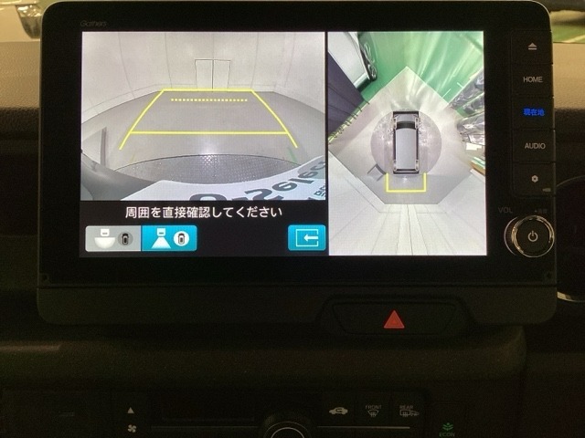 マルチビューカメラシステム搭載車です。お車の周囲を全方位でカバーします。後方・前方・両脇と、コンディションが悪い視界でもカラーモニターに映し出した映像がドライバーをサポートします。